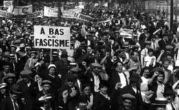 Manifestation de la SFIO en réaction à la crise du 6 février 1934. Une pancarte proclame « à bas le fascisme » et des banderoles exigent « le pouvoir au socialisme » et la « dissolution des ligues fascistes » (agence Meurisse, 1934, Paris, BnF).