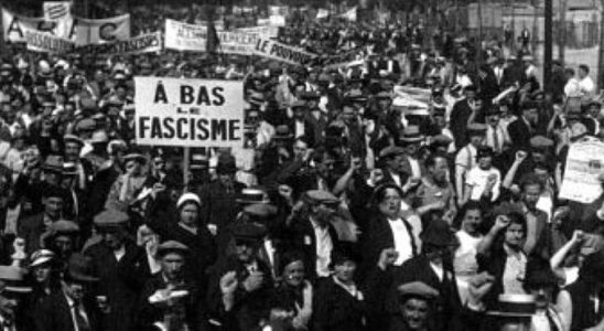 Manifestation de la SFIO en réaction à la crise du 6 février 1934. Une pancarte proclame « à bas le fascisme » et des banderoles exigent « le pouvoir au socialisme » et la « dissolution des ligues fascistes » (agence Meurisse, 1934, Paris, BnF).