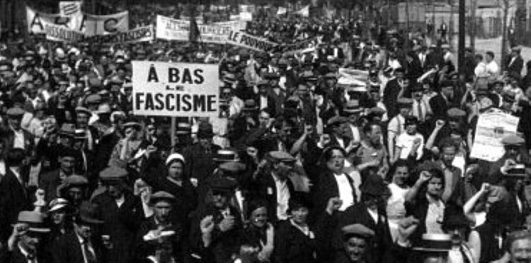 Manifestation de la SFIO en réaction à la crise du 6 février 1934. Une pancarte proclame « à bas le fascisme » et des banderoles exigent « le pouvoir au socialisme » et la « dissolution des ligues fascistes » (agence Meurisse, 1934, Paris, BnF).