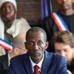 Le nouveau maire de Saint-Denis-Pierrefitte, Bally Bagayoko, le 21 mars 2026, lors du premier conseil municipal après son élection dès le premier tour. © Ludovic Marin, AFP