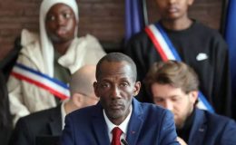 Le nouveau maire de Saint-Denis-Pierrefitte, Bally Bagayoko, le 21 mars 2026, lors du premier conseil municipal après son élection dès le premier tour. © Ludovic Marin, AFP