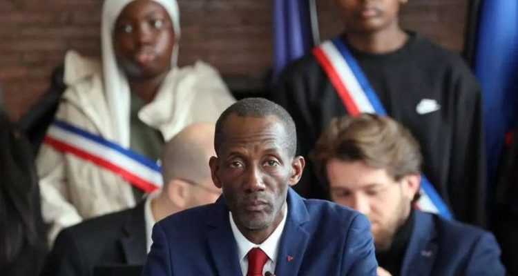 Le nouveau maire de Saint-Denis-Pierrefitte, Bally Bagayoko, le 21 mars 2026, lors du premier conseil municipal après son élection dès le premier tour. © Ludovic Marin, AFP