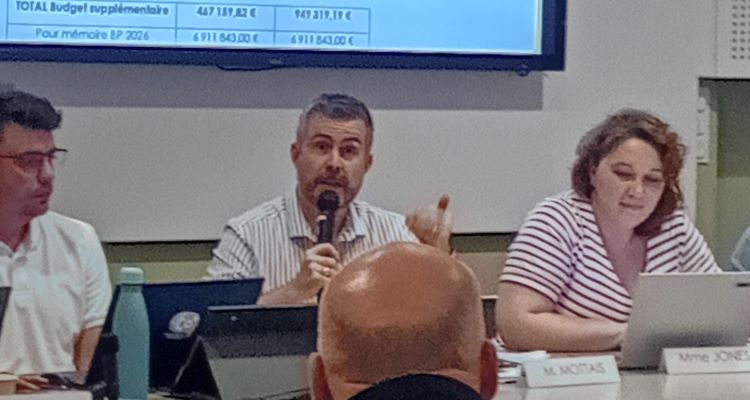 Adrien Motais en conseil municipal a Mayenne - © leglob-journal.fr