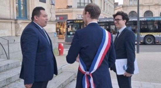 Lors de l'installation du maire de Laval; ici Florian Bercault avec son écharpe tricolore et les deux élus du RN -© leglob-journal.fr