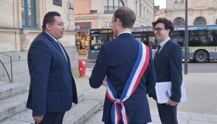 Lors de l'installation du maire de Laval; ici Florian Bercault avec son écharpe tricolore et les deux élus du RN -© leglob-journal.fr