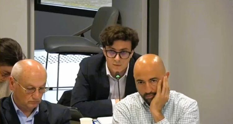 L'élu du RN au conseil communautaire prend la parole au conseil communautaire à Laval Aglo - capture écran
