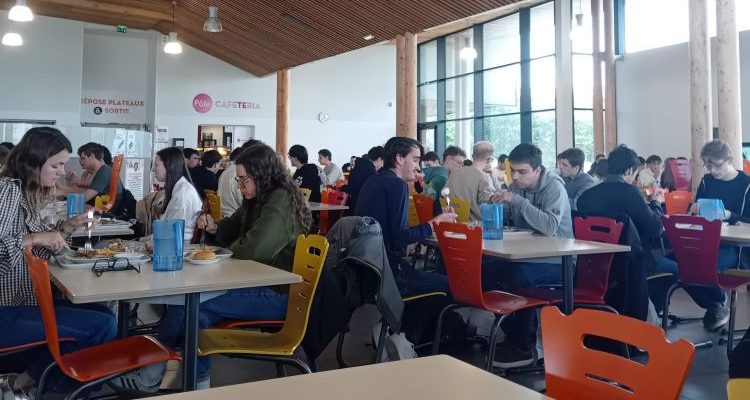 Le RU de Laval et ses étudiants - © leglob-journal.fr