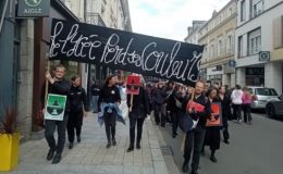La mobilisation du personnel du lycée Rousseau, ce mardi 19 mai 2026, symbolisée par une phrase : «le lycée perd ses couleurs» - © leglob-journal.fr