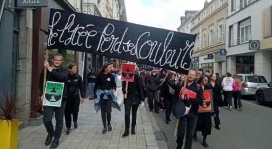 La mobilisation du personnel du lycée Rousseau, ce mardi 19 mai 2026, symbolisée par une phrase : «le lycée perd ses couleurs» - © leglob-journal.fr