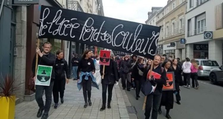 La mobilisation du personnel du lycée Rousseau, ce mardi 19 mai 2026, symbolisée par une phrase : «le lycée perd ses couleurs» - © leglob-journal.fr