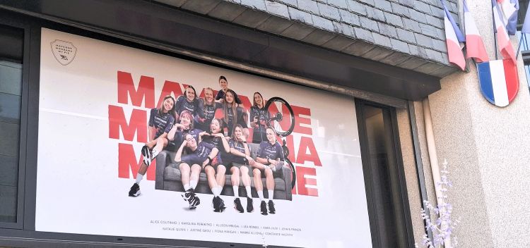L'équipe cycliste pro féminin affichée au conseil départemental de la Mayenne - © leglob-journal.fr