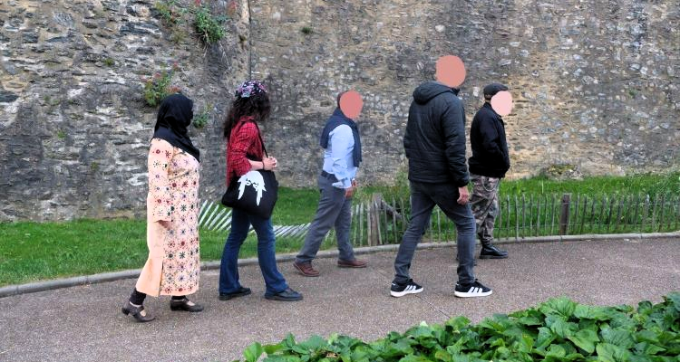 Les antifas se dirigent vers le bar du centre ville qui pose problèmes en matiere de discriminations - © leglob-journal.fr