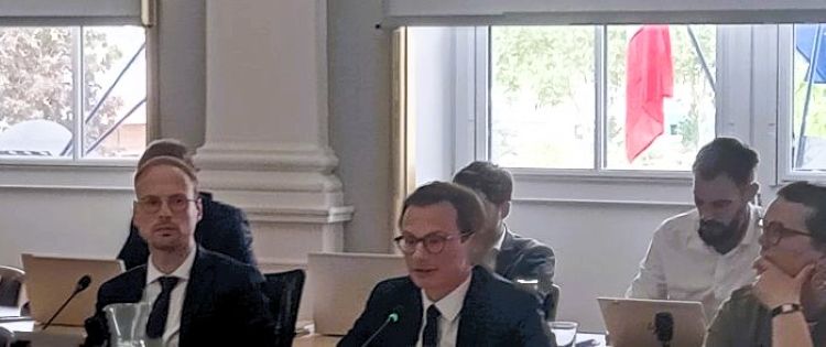 Florian Bercault, maire de Laval et son adjoint aux finances, Antoine Caplan, les deux maîtres de cérémonie de ce conseil municipal du 1er juin 2026 - © leglob-journal.fr