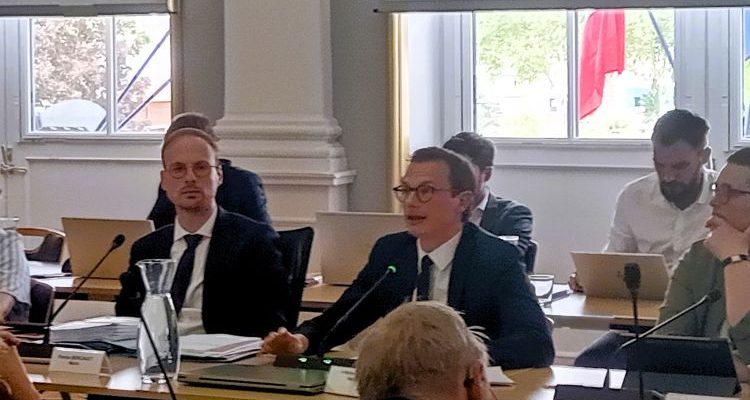 Florian Bercault, maire de Laval et son adjoint aux finances, Antoine Caplan, les deux maîtres de cérémonie de ce conseil municipal du 1er juin 2026 - © leglob-journal.fr