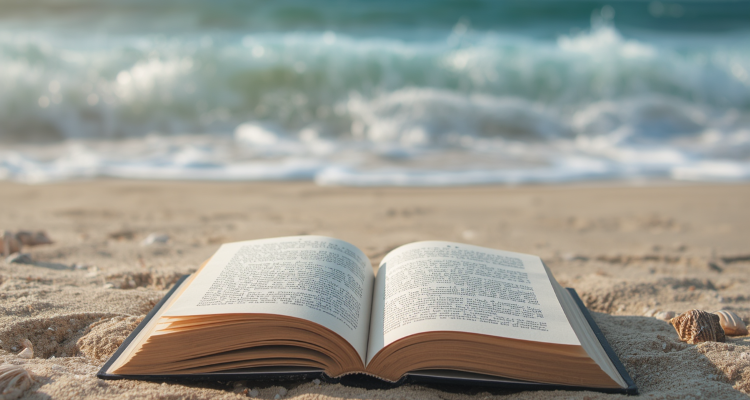 Un livre sur la plage des vacances - leglob-journal.fr
