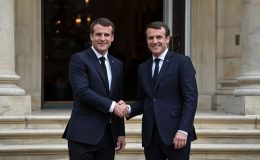 Sur le perron de l’Élysée la passation de pouvoir - Image générée par IA