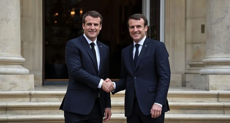 Sur le perron de l’Élysée la passation de pouvoir - Image générée par IA