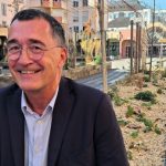 Bruno Bertier à Murat dans le quartier Saint Nicolas devant sa permanence alors qu'il a gagné à Poitiers - © leglob-journal.fr