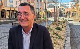 Bruno Bertier à Murat dans le quartier Saint Nicolas devant sa permanence alors qu'il a gagné à Poitiers - © leglob-journal.fr