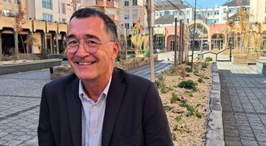 Bruno Bertier à Murat dans le quartier Saint Nicolas devant sa permanence alors qu'il a gagné à Poitiers - © leglob-journal.fr