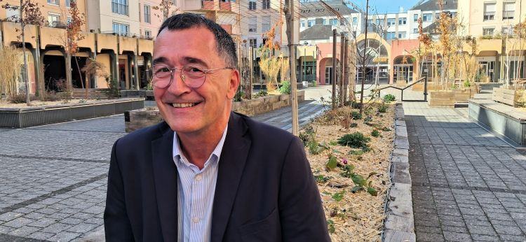 Bruno Bertier à Murat dans le quartier Saint Nicolas devant sa permanence alors qu'il a gagné à Poitiers - © leglob-journal.fr