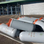 Les nombreuses douilles de bombes lacrymogènes et de LBD retrouvées au lendemain de la première nuit d'affrontements à Saint Nicolas - DR