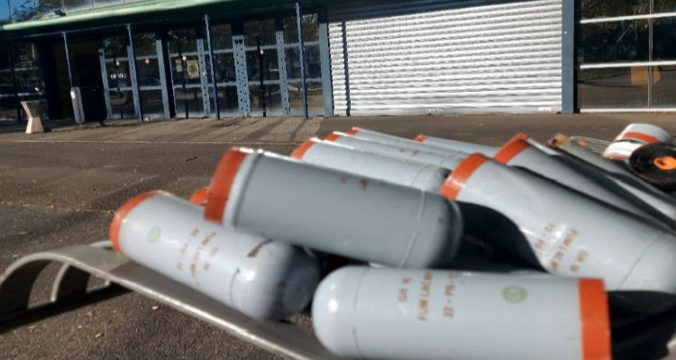 Les nombreuses douilles de bombes lacrymogènes et de LBD retrouvées au lendemain de la première nuit d'affrontements à Saint Nicolas - DR