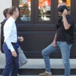 Floriant Bercault le maire de Laval en conversationa avec des policiers en civil - © leglob-journal.fr