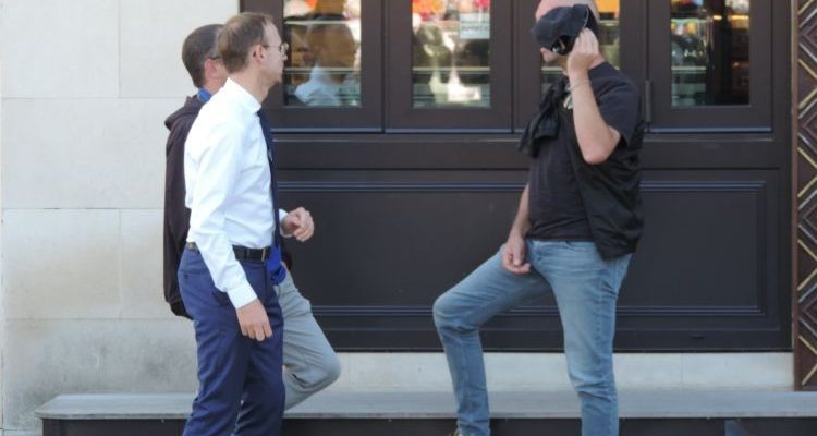 Floriant Bercault le maire de Laval en conversationa avec des policiers en civil - © leglob-journal.fr