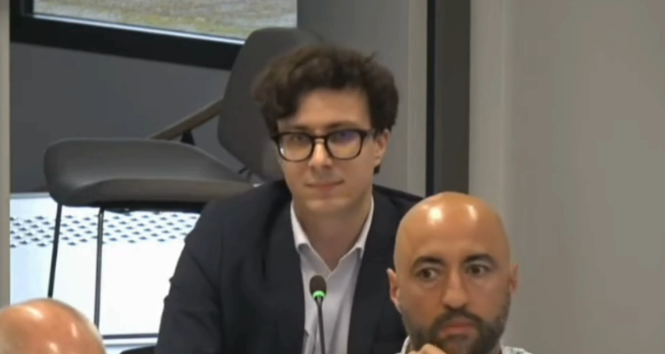 Thomas Brisseau RN lors de sa prise de parole début mai a Laval Agglo - © leglob-journal.fr
