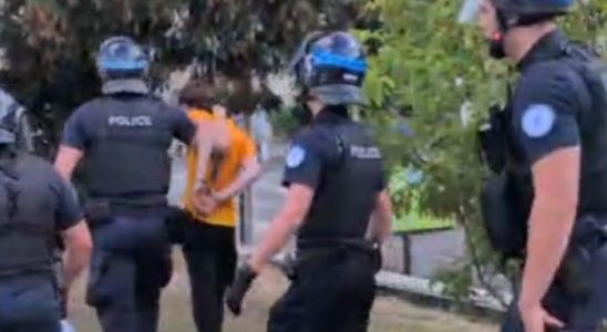 Un lycéen interpellé et menotté devant le Lycée Réaumur-Buron à Laval le 2 octobre - DR