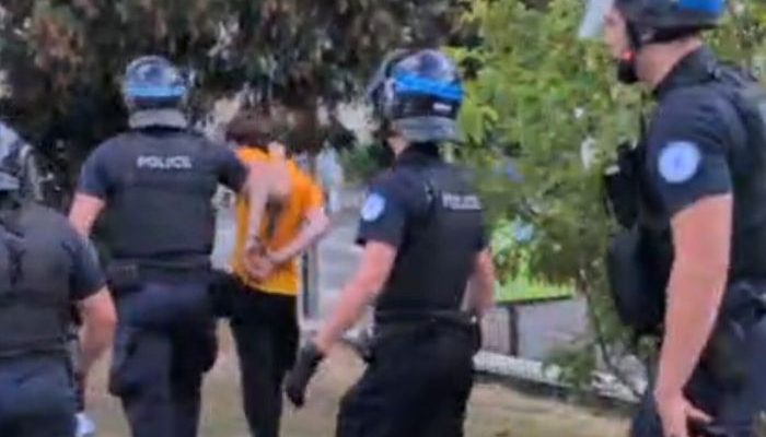 Un lycéen interpellé et menotté devant le Lycée Réaumur-Buron à Laval le 2 octobre - DR