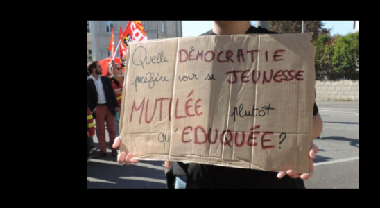 Une pancarte sur le mouvement lycéen a Laval - ® leglob-journal.fr