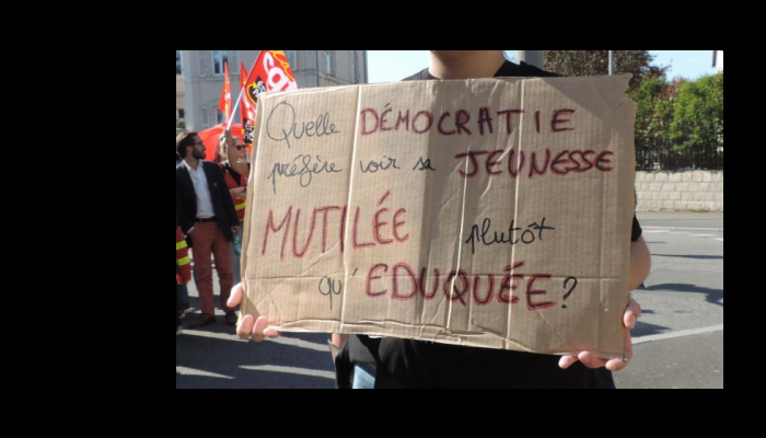 Une pancarte sur le mouvement lycéen a Laval - ® leglob-journal.fr