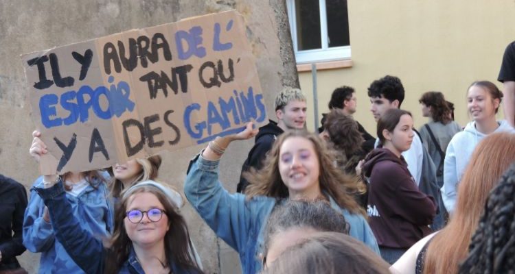 UN message d"espoir devant le Lycée Rousseau - ® leglob-journal.fr